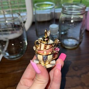 ESTÉE LAUDER “it’s always tea time” chapstick/ lipgloss container.